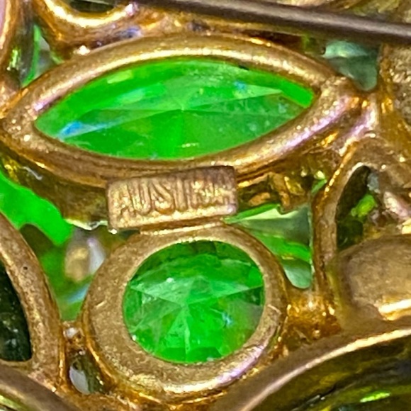 Vintage Austria Uranium Green Cluster Brooch Signed Multi Shapes Sizes Stunning - Picture 7 of 8